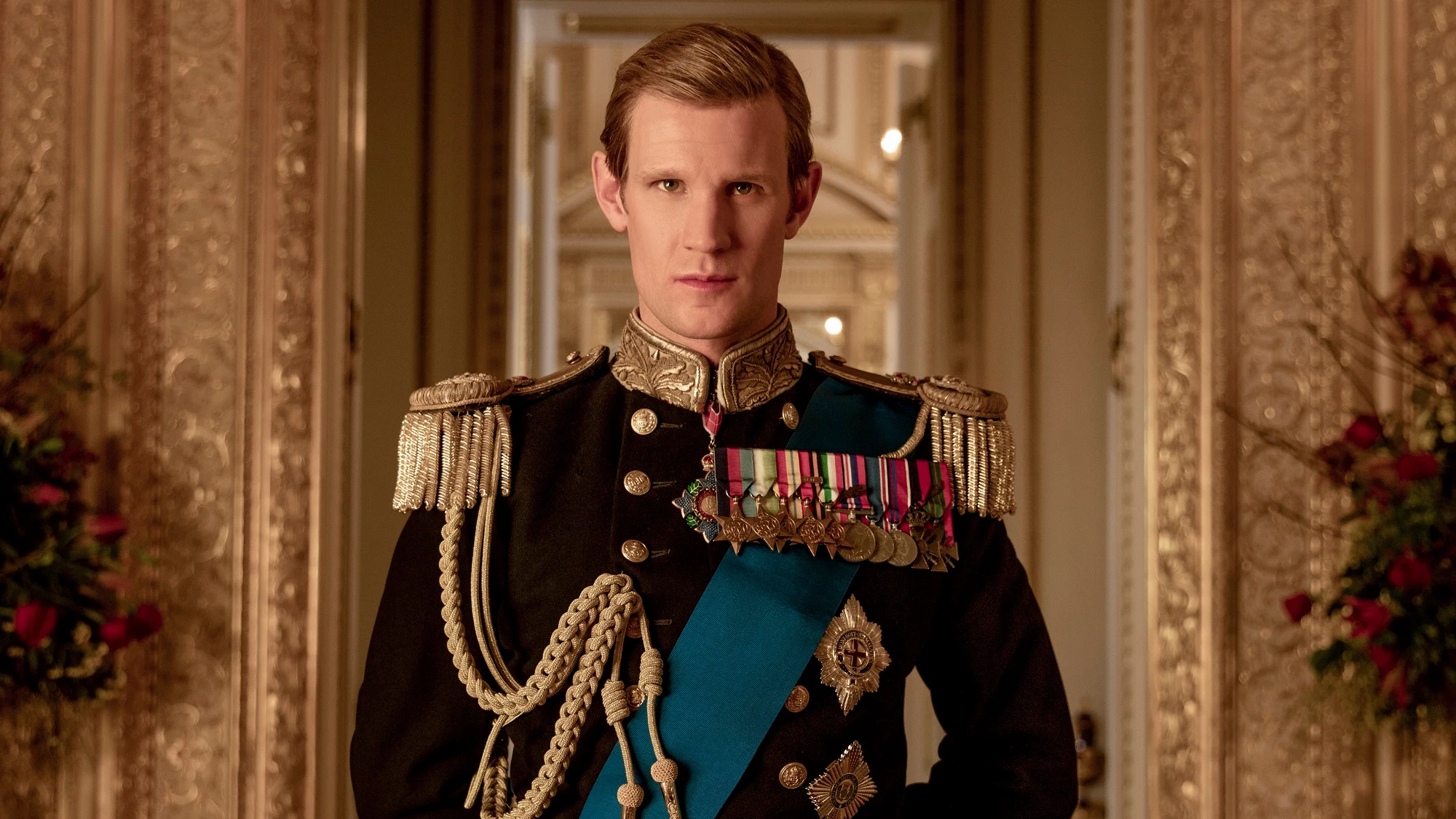 Junto a Claire Foy como la reina Isabel II