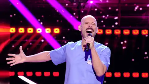 El enfermero inyecta la mejor dosis para nuestros oídos con ‘You raise me up’ El enfermero inyecta la mejor dosis para nuestros oídos con ‘You raise me up’