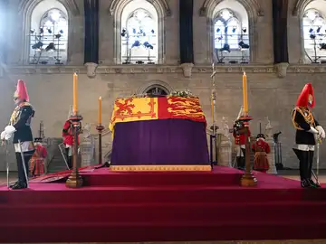 El féretro de Isabel II en la capilla ardiente de Westminster Hall El féretro de Isabel II en la capilla ardiente de Westminster Hall