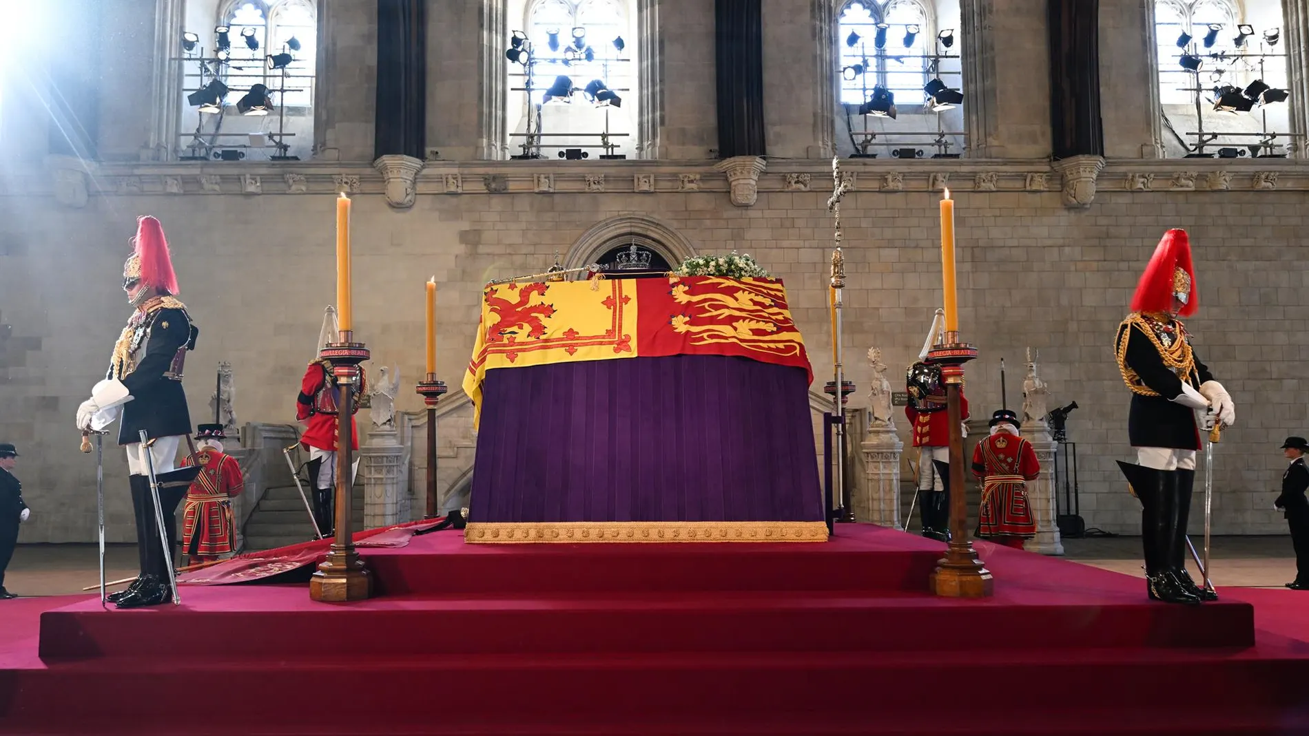 El féretro de Isabel II en la capilla ardiente de Westminster Hall