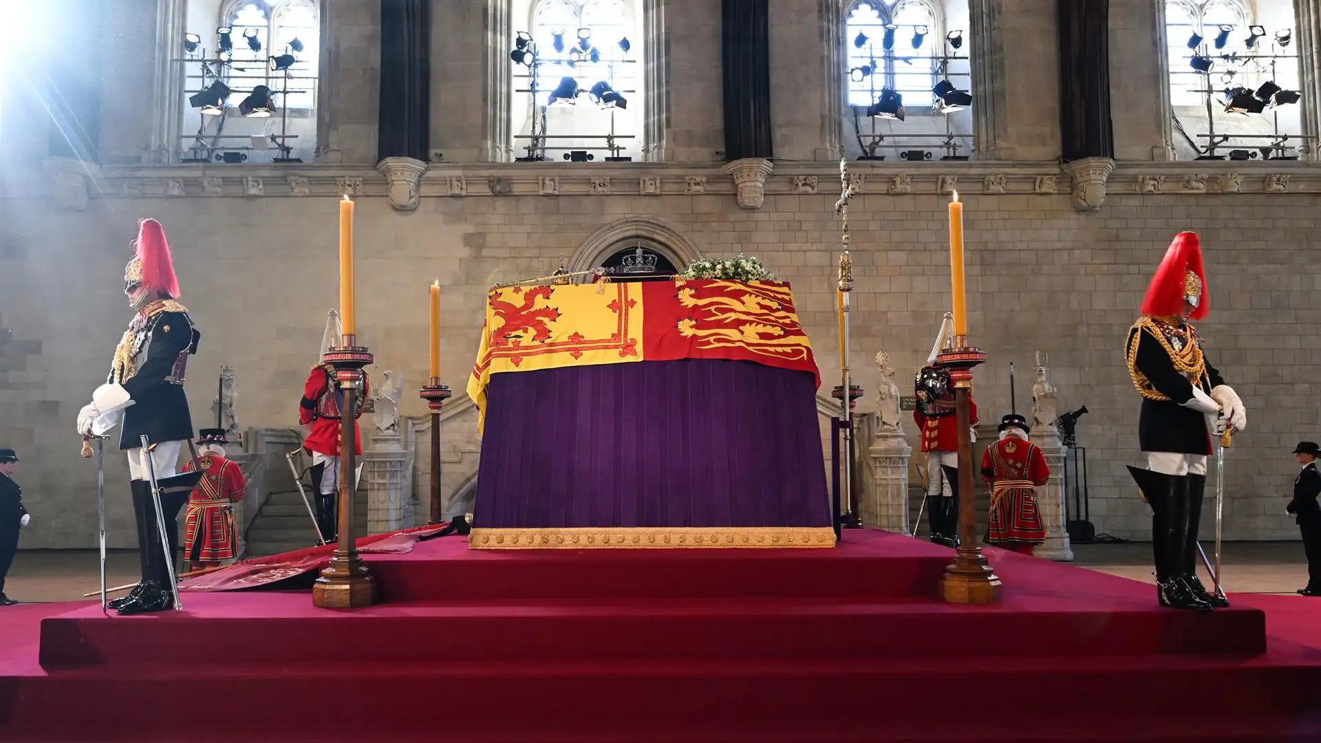 El féretro de Isabel II en la capilla ardiente de Westminster Hall El féretro de Isabel II en la capilla ardiente de Westminster Hall