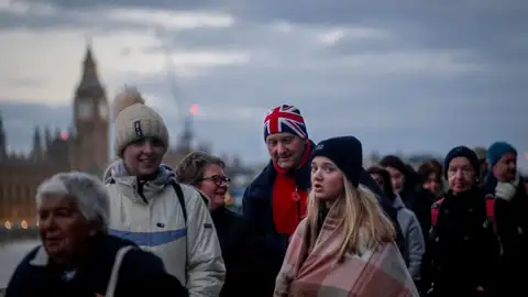 Colas kilométricas para despedir a Isabel II Colas kilométricas para despedir a Isabel II