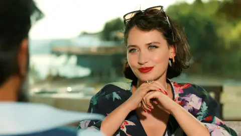 Betül impresiona a Abdülkadir: “Eres inteligente… y guapa, no es común" Betül impresiona a Abdülkadir: “Eres inteligente… y guapa, no es común"