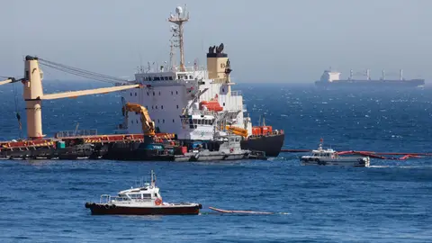 El buque varado al Este del Peñón, el 'OS 35' El buque varado al Este del Peñón, el 'OS 35'
