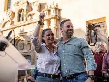 Macarena Olona y Santiago Abascal en un acto de campaña en Córdoba