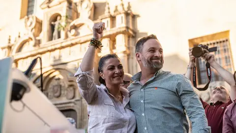 Macarena Olona y Santiago Abascal en un acto de campaña en Córdoba Macarena Olona y Santiago Abascal en un acto de campaña en Córdoba