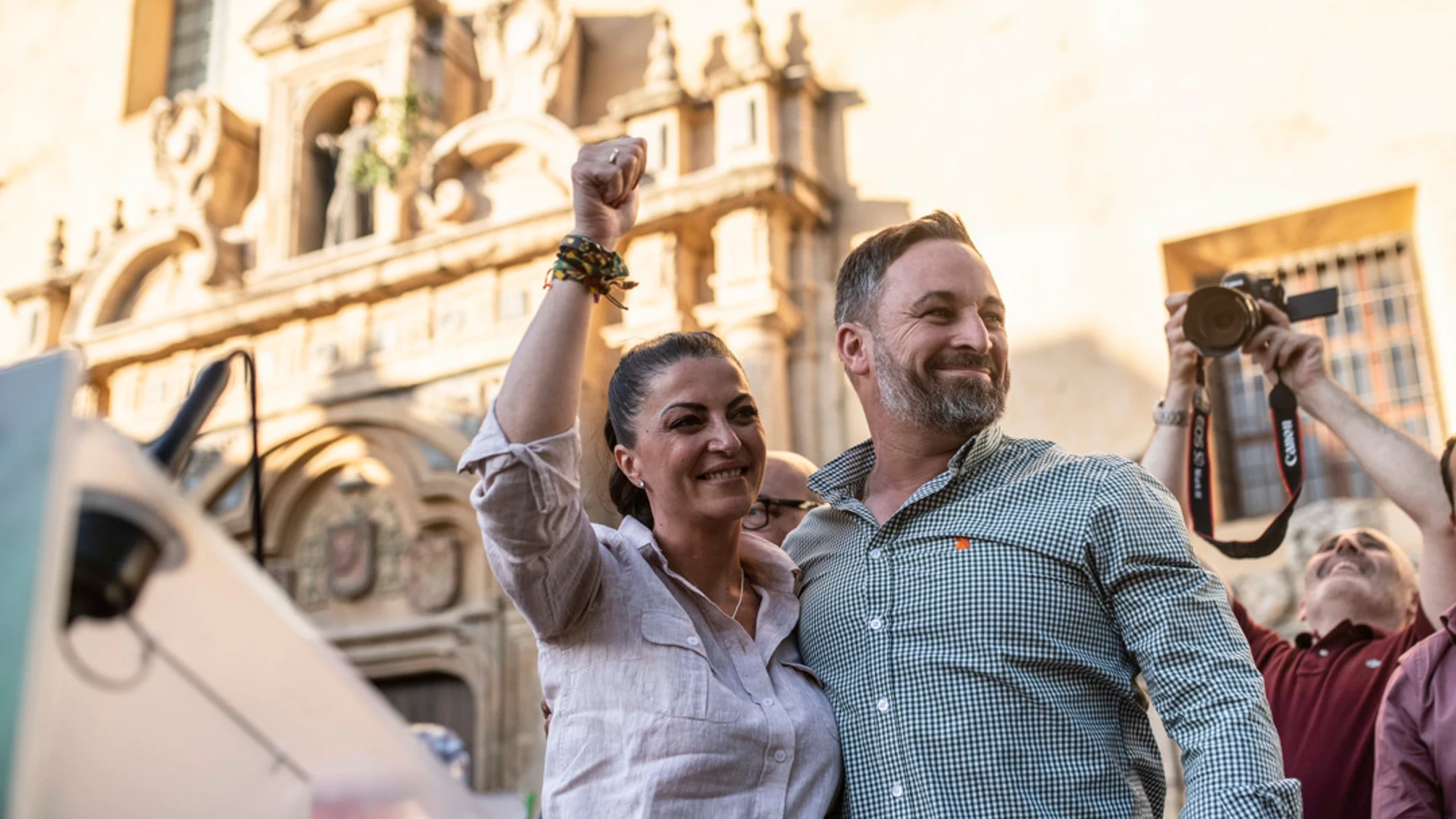 Macarena Olona y Santiago Abascal en un acto de campaña en Córdoba