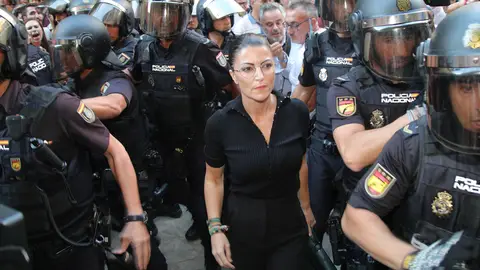 Tiene que ser escoltada por la Policía Nacional Tiene que ser escoltada por la Policía Nacional