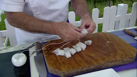 Engancha los calamares como si fuese un collar Engancha los calamares como si fuese un collar