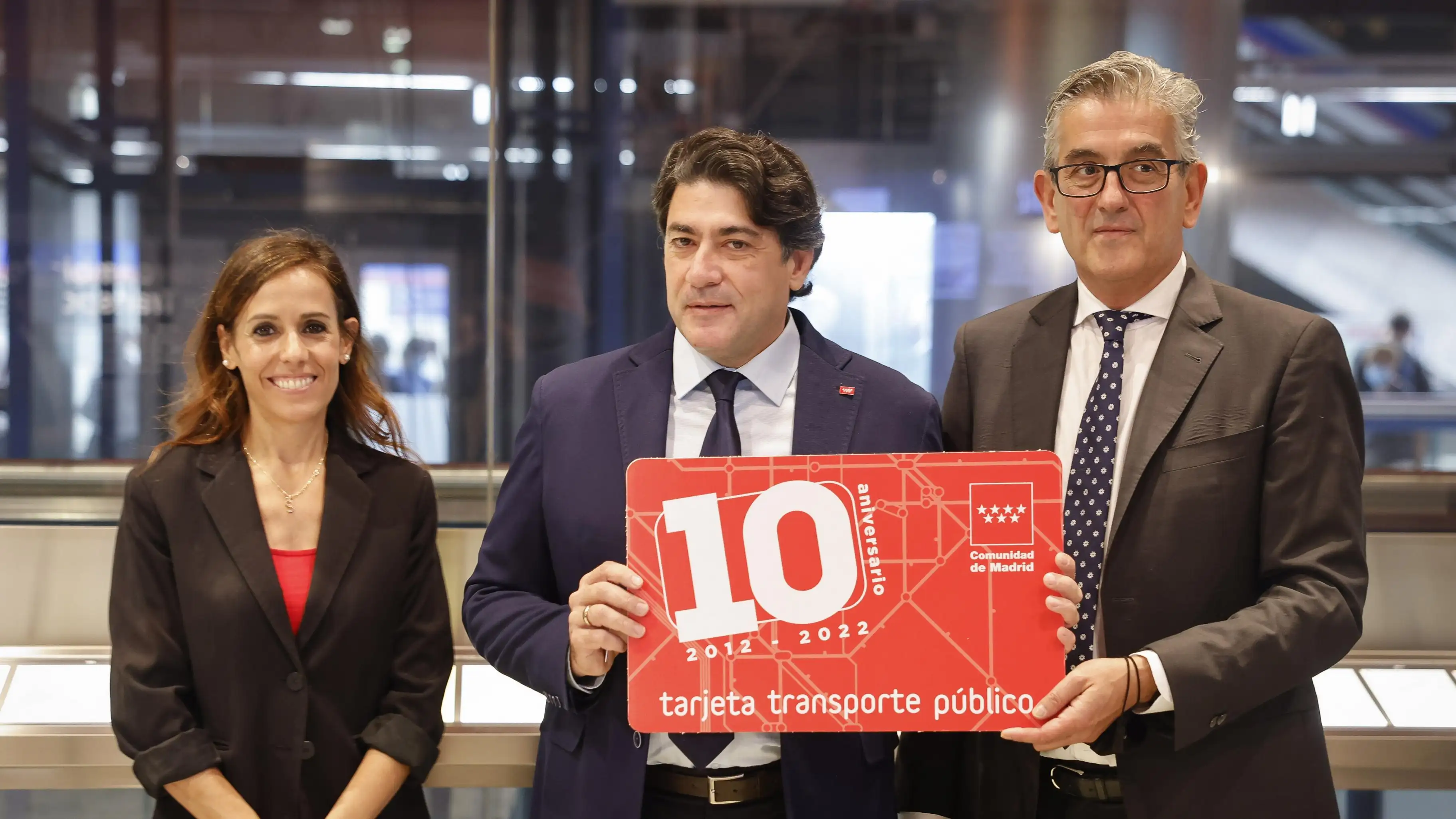 El consejero de Transportes e Infraestructuras de la Comunidad de Madrid, David Pérez (en el centro), en el acto de conmemoración de la Tarjeta de Transporte Público El consejero de Transportes e Infraestructuras de la Comunidad de Madrid, David Pérez (en el centro), en el acto de conmemoración de la Tarjeta de Transporte Público