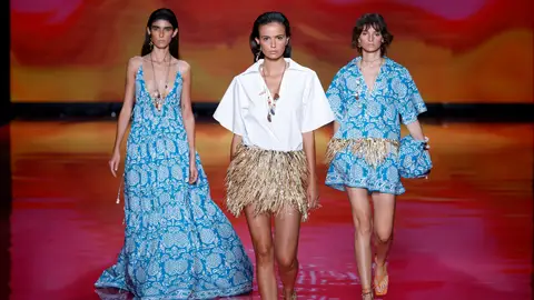 Tres modelos desfilan con una creaciones del diseñador Pedro del Hierro Tres modelos desfilan con una creaciones del diseñador Pedro del Hierro