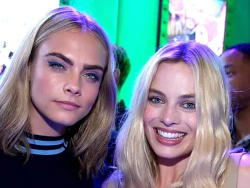 Cara Delevigne y Margot Robbie Cara Delevigne y Margot Robbie