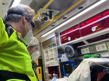 Una mujer siendo atendida tras dar a luz en el Puente de Vallecas