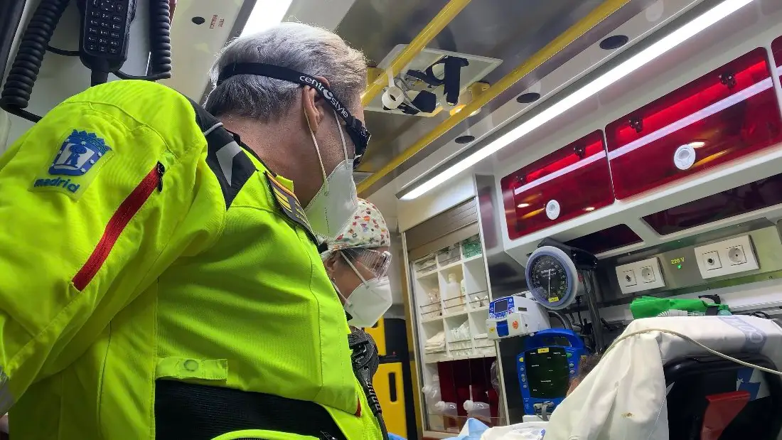 Una mujer siendo atendida tras dar a luz en el Puente de Vallecas Una mujer siendo atendida tras dar a luz en el Puente de Vallecas