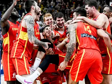 Deportes Antena 3 (17-09-22) La FIBA alucina con España: "En el baloncesto juegan 10 jugadores y al final siempre gana España" Deportes Antena 3 (17-09-22) La FIBA alucina con España: "En el baloncesto juegan 10 jugadores y al final siempre gana España"