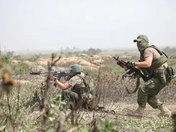 Soldados en la guerra en Ucrania Soldados en la guerra en Ucrania
