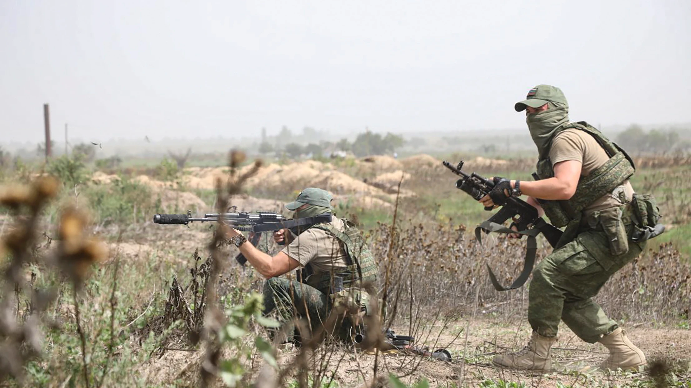 Soldados en la guerra en Ucrania Soldados en la guerra en Ucrania