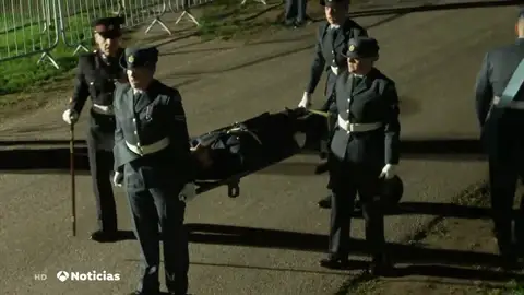 El rey Carlos III y el príncipe Guillermo de Inglaterra visitan por sorpresa la cola para despedirse de la reina Isabel II El rey Carlos III y el príncipe Guillermo de Inglaterra visitan por sorpresa la cola para despedirse de la reina Isabel II