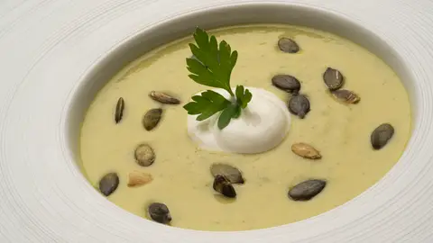 Sencillo, saludable y exquisito: la crema de calabacín con albahaca de Arguiñano Sencillo, saludable y exquisito: la crema de calabacín con albahaca de Arguiñano