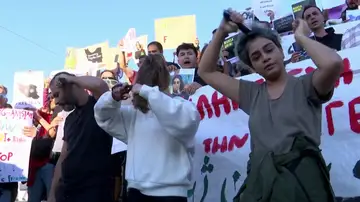 La revolución de las mujeres iraníes: se quitan el pañuelo y se cortan el pelo exigiendo libertad La revolución de las mujeres iraníes: se quitan el pañuelo y se cortan el pelo exigiendo libertad