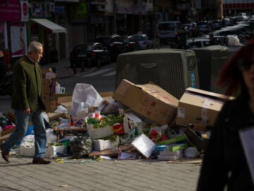 Cajas de cartón amontonadas en la calle en Madrid