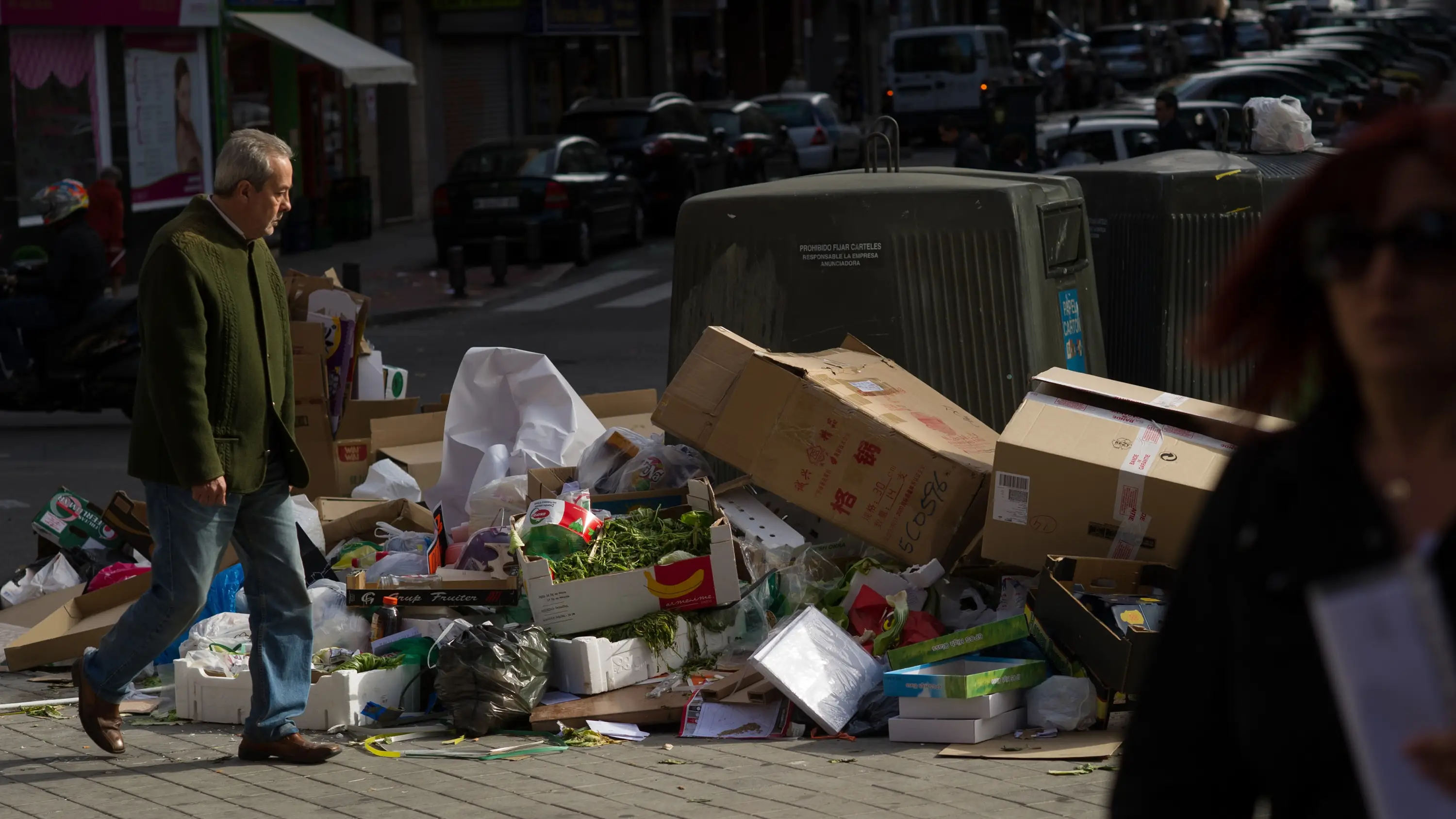 Cajas de cart&oacute;n amontonadas en la calle en Madrid