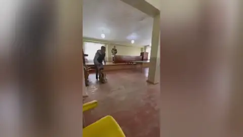 El momento en el que el joven dispara contra el comisario militar El momento en el que el joven dispara contra el comisario militar