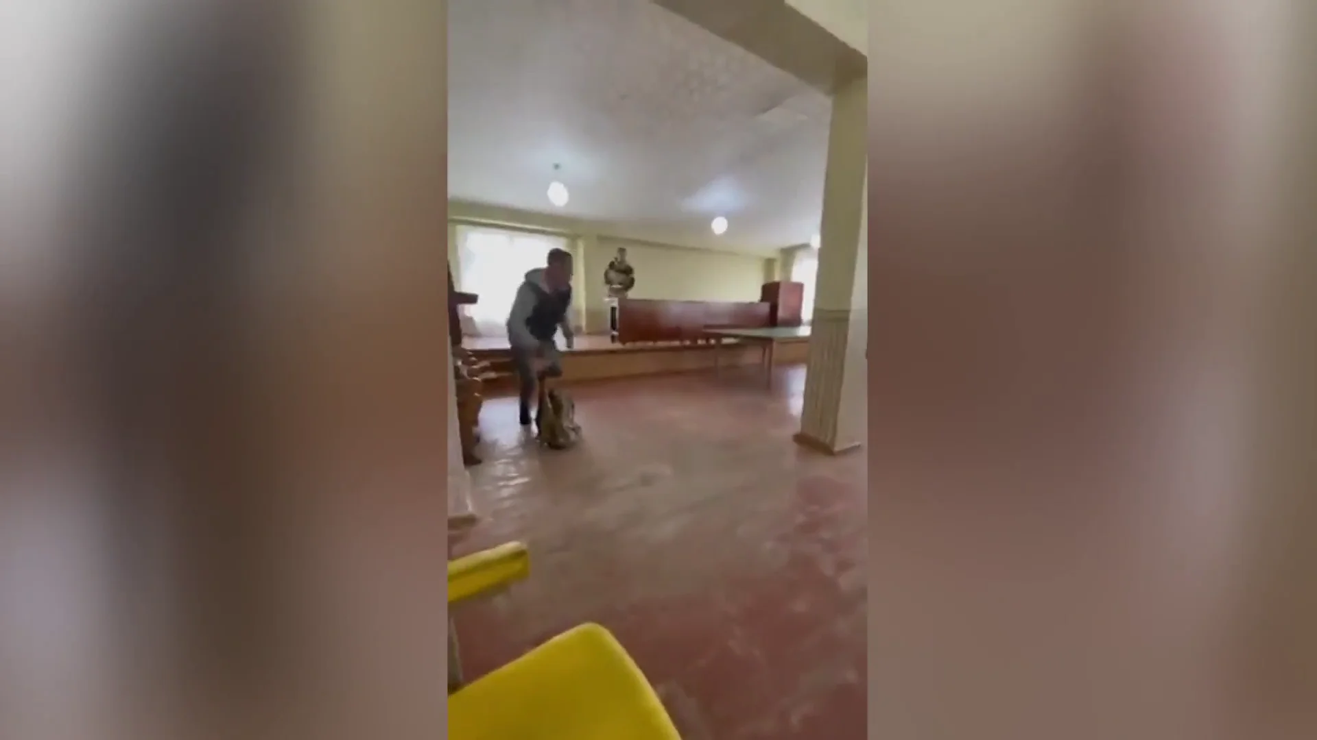 El momento en el que el joven dispara contra el comisario militar El momento en el que el joven dispara contra el comisario militar