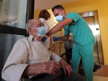 Un enfermero administra la tercera dosis de la vacuna contra la COVID-19 a uno de los residentes de la Residencia de la tercera edad Aldama de Ponferrada. 