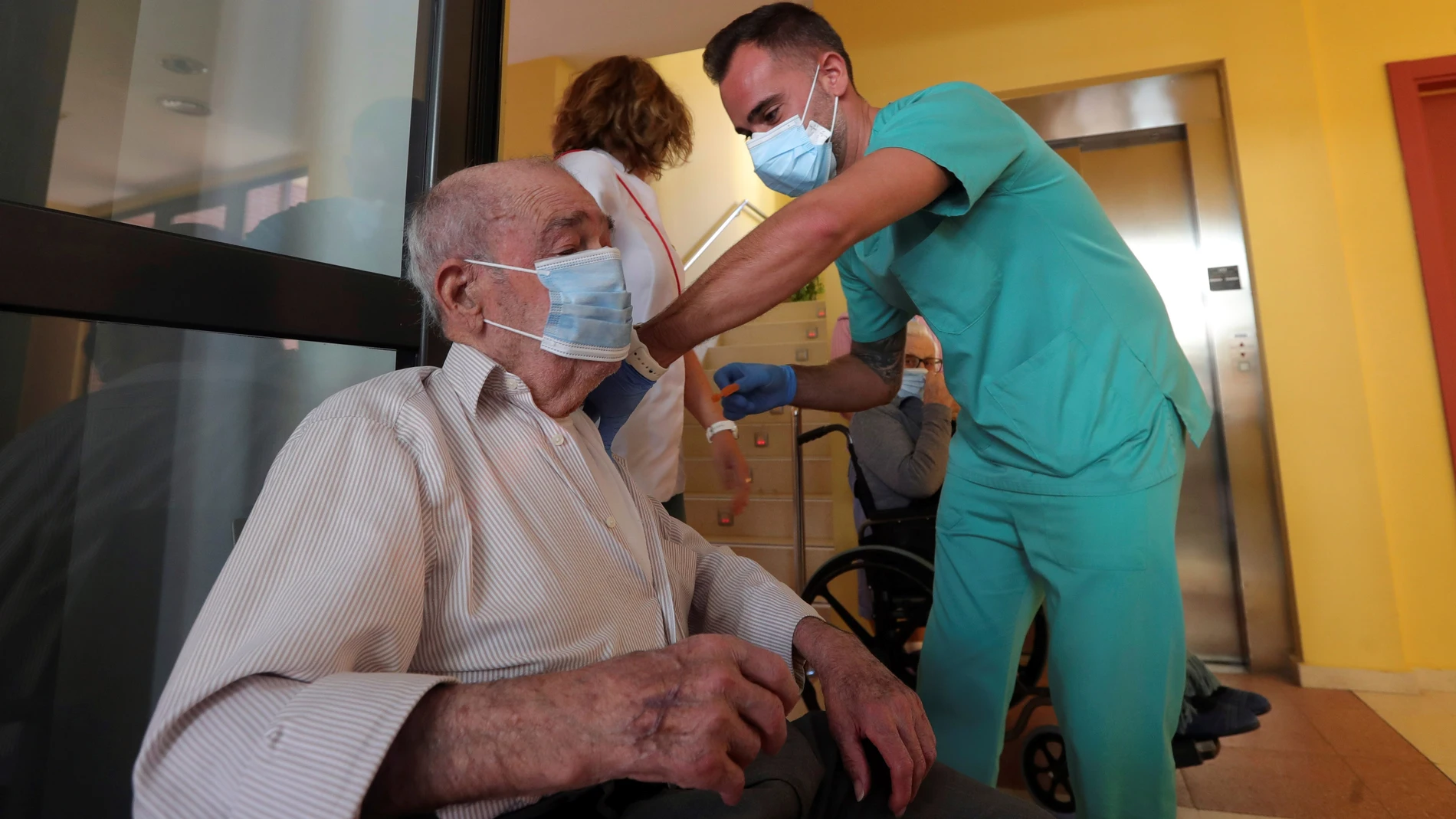 Un enfermero istra la tercera dosis de la vacuna contra la COVID-19 a uno de los residentes de la Residencia de la tercera edad Aldama de Ponferrada.