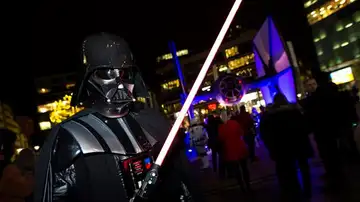 Una persona vestida de Darth Vader Una persona vestida de Darth Vader