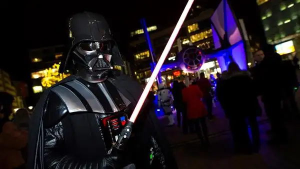 Una persona vestida de Darth Vader Una persona vestida de Darth Vader