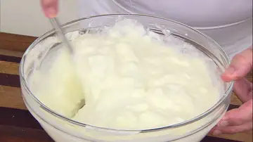 Mezcla el puré de melón con la nata