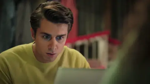 ¿El secreto de Akif al descubierto?: ¡Doruk recibe un misterioso vídeo en el que su padre apunta con una pistola a Veli Eren! ¿El secreto de Akif al descubierto?: ¡Doruk recibe un misterioso vídeo en el que su padre apunta con una pistola a Veli Eren!