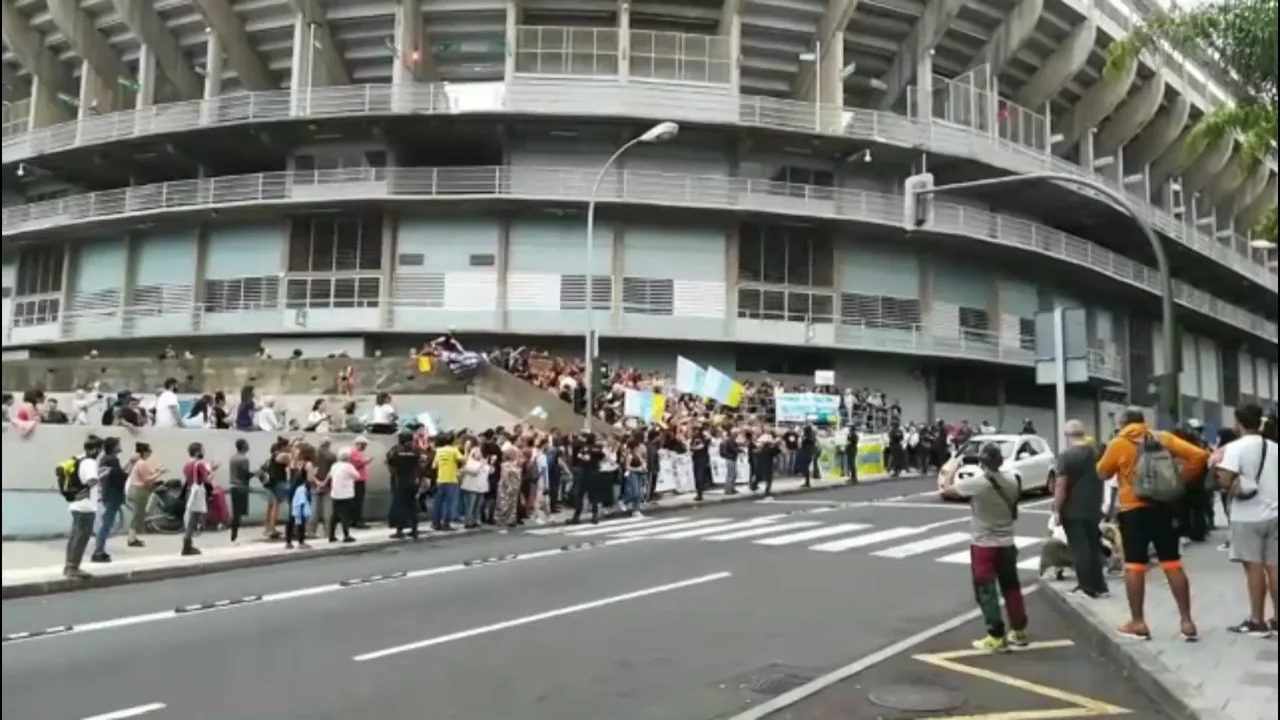 Las protestas de activistas medioambientales contra un proyecto urban&iacute;stico en el sur de Tenerife 