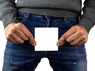 Un joven tapándose sus partes íntimas Un joven tapándose sus partes íntimas