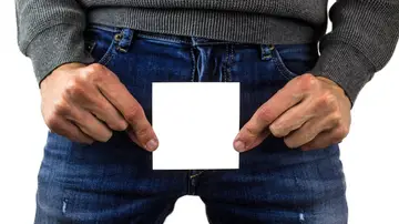 Un joven tapándose sus partes íntimas Un joven tapándose sus partes íntimas