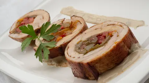 "Queda tan rico y tan bonito...": receta de pavo relleno de pimientos con salsa de queso, de Arguiñano "Queda tan rico y tan bonito...": receta de pavo relleno de pimientos con salsa de queso, de Arguiñano