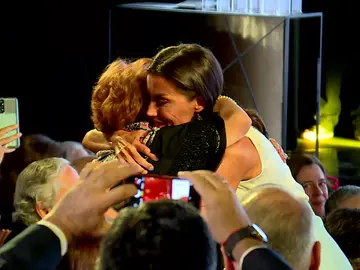 El abrazo de la reina Letizia a Marujita El abrazo de la reina Letizia a Marujita