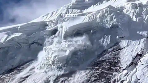 Momento del alud en el Manaslu Tragedia en el Manaslu por un alud: un muerto y varios heridos graves