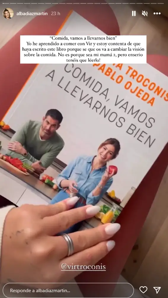 Alba Díaz presume orgullosa del nuevo libro de Virginia Troconis 