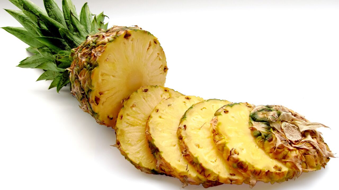 ¿Por qué nos pica la lengua al comer piña?