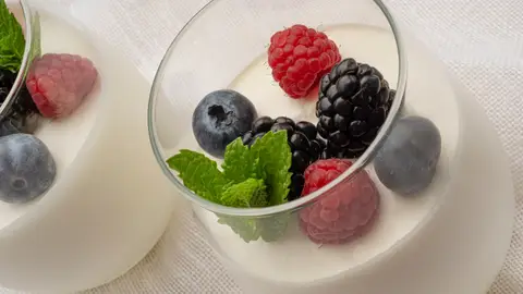 Mousse de melón con frutos rojos, de Arguiñano: "Estos postres sencillos los bordo" Mousse de melón con frutos rojos, de Arguiñano: "Estos postres sencillos los bordo"