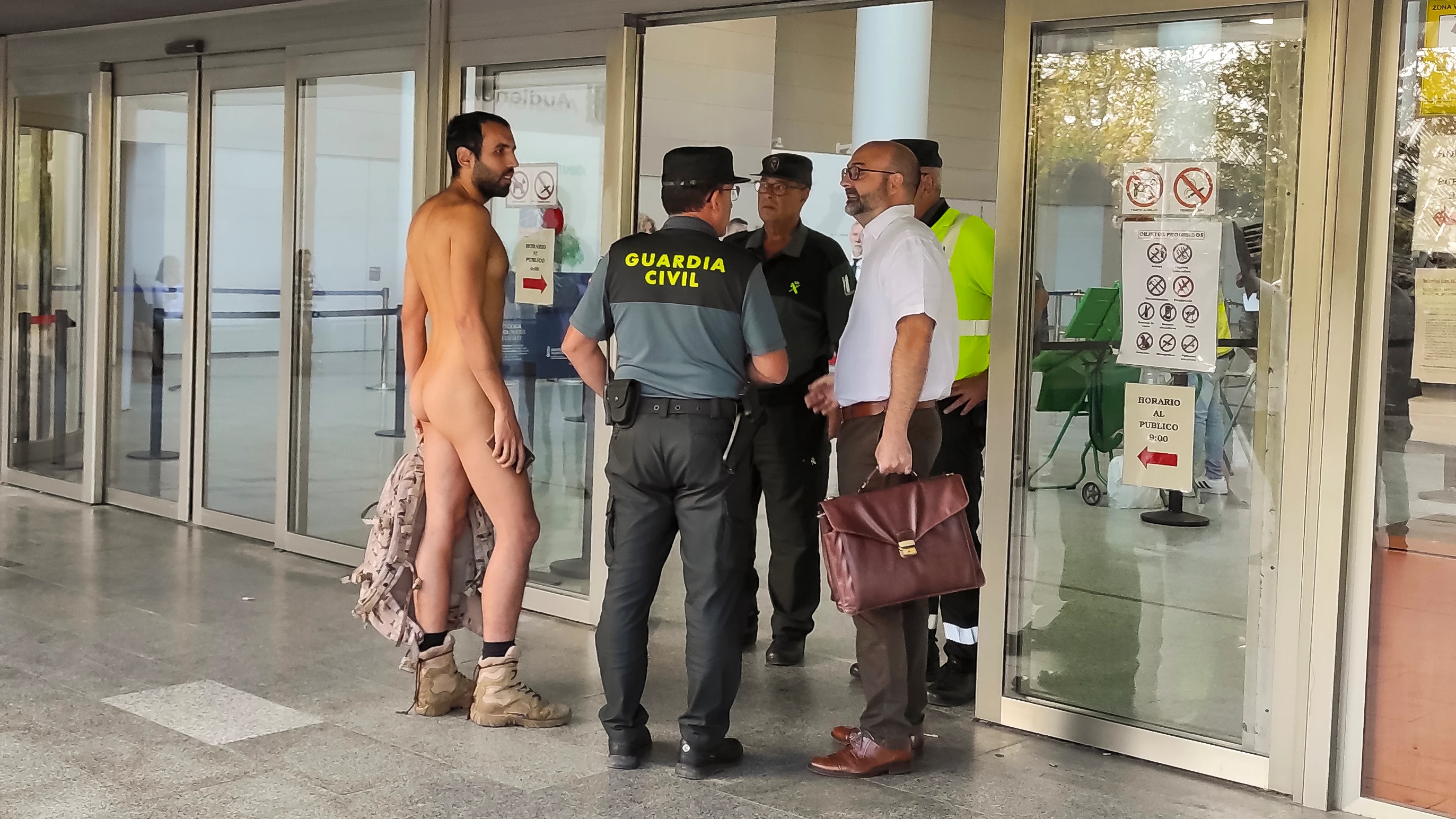 Intenta entrar desnudo a los juzgados