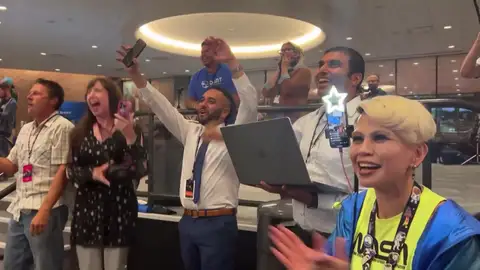 Científicos de la NASA celebran el éxito de la prueba Científicos de la NASA celebran el éxito de la prueba