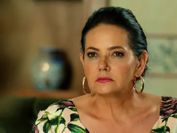 En el próximo capítulo de 'Tierra Amarga': Una misteriosa mujer aparece en la mansión preguntando por Demir En el próximo capítulo de 'Tierra Amarga': Una misteriosa mujer aparece en la mansión preguntando por Demir