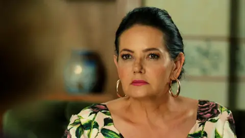 En el próximo capítulo de 'Tierra Amarga': Una misteriosa mujer aparece en la mansión preguntando por Demir En el próximo capítulo de 'Tierra Amarga': Una misteriosa mujer aparece en la mansión preguntando por Demir