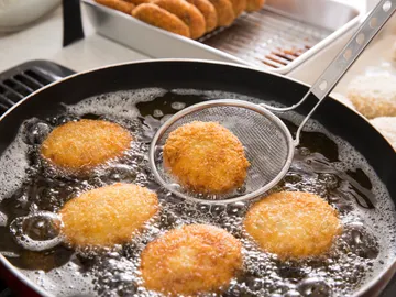 Fritura de croquetas. Fritura de croquetas.