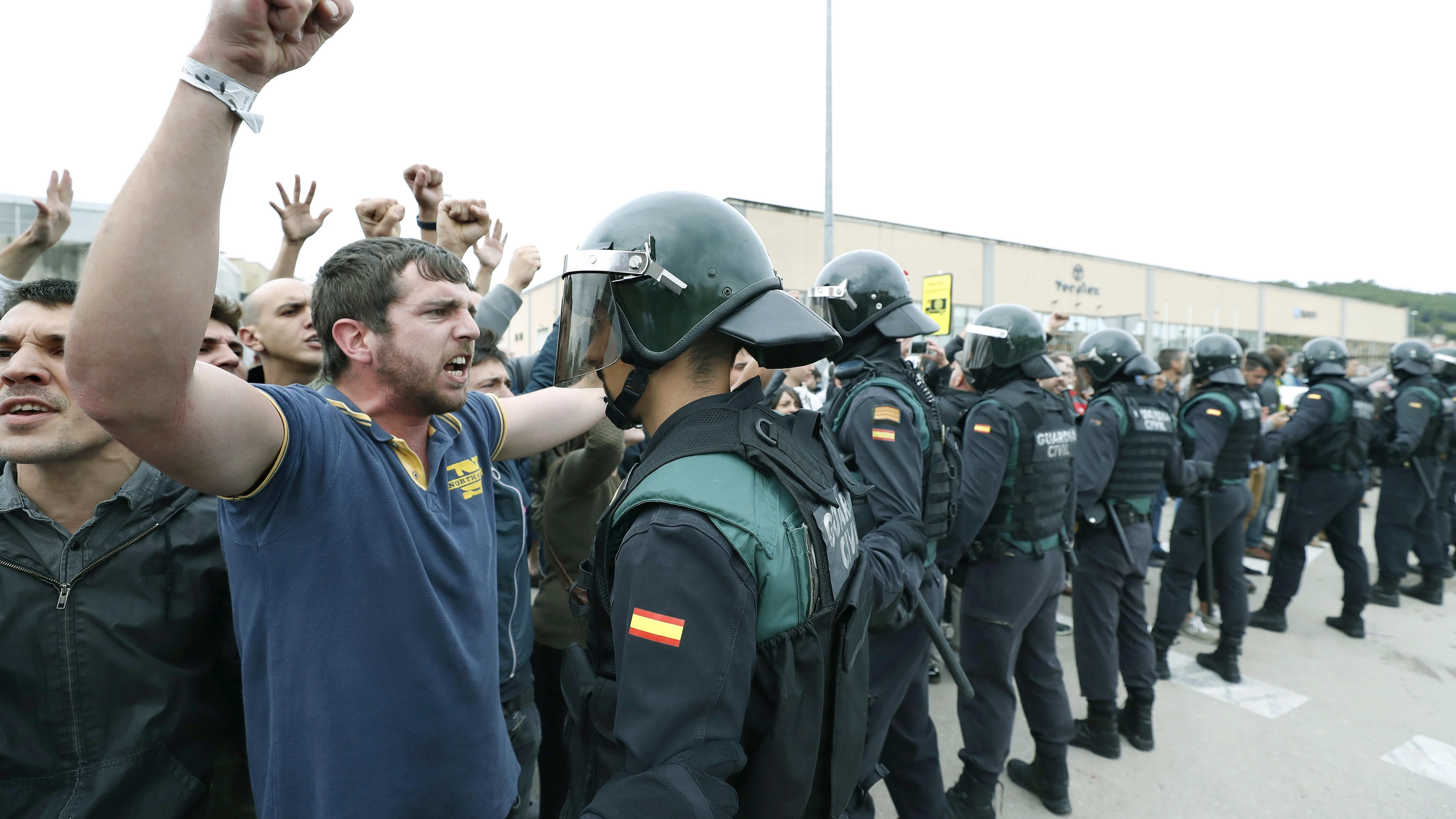 Tensión en el referéndum ilegal en Cataluña Tensión en el referéndum ilegal en Cataluña