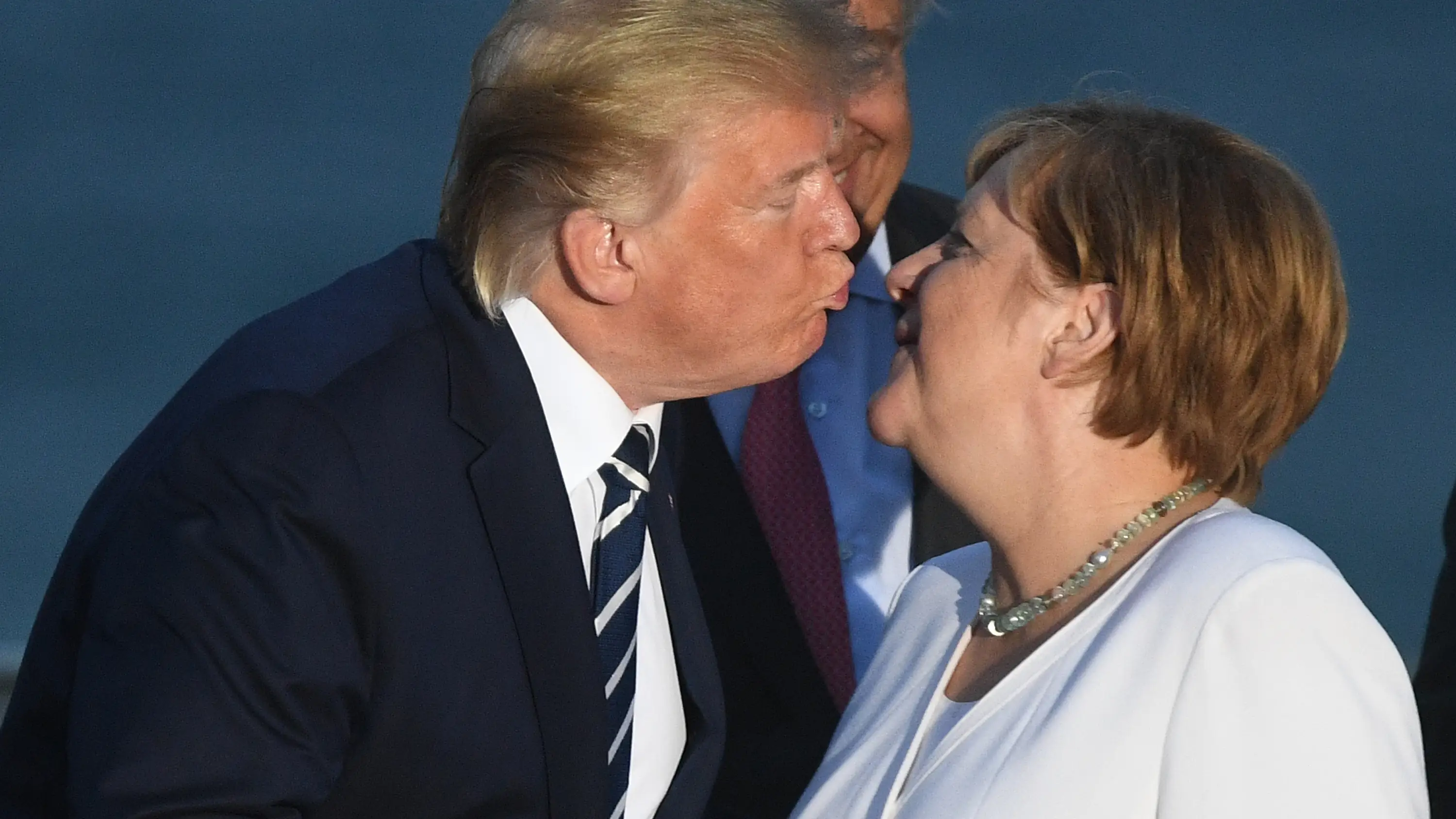 Donald Trump y Angela Merkel intercambian saludos en la cumbre del G-7 de 2019 Donald Trump y Angela Merkel intercambian saludos en la cumbre del G-7 de 2019